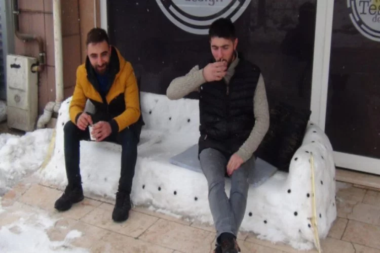 Bursa'da kardan koltuk yapıp üzerinde çay keyfi yaptılar