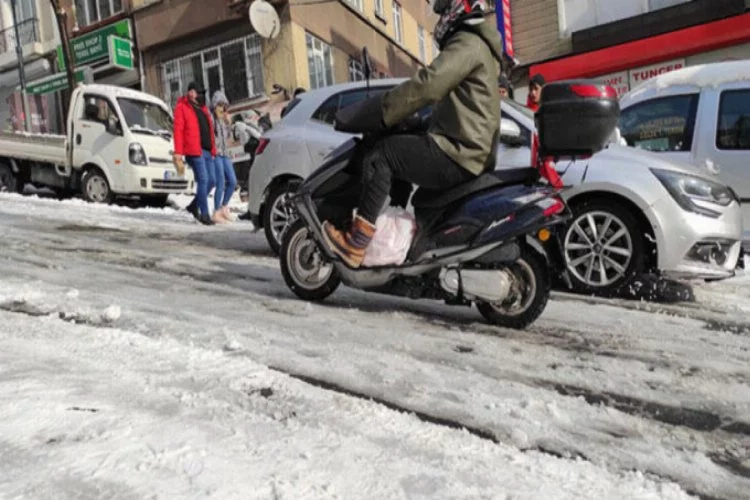 İstanbul'da motokuryelerin kar ve buz ile imtihanı