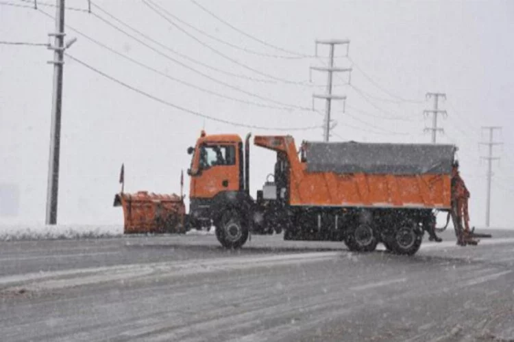 Kar yağışıyla köy yolları ulaşıma kapandı