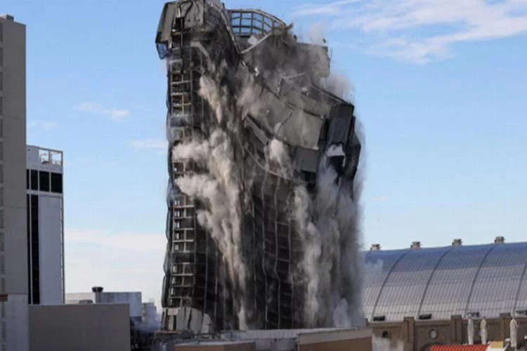 Trump'ın eski oteli 3 bin dinamitle yıkıldı!
