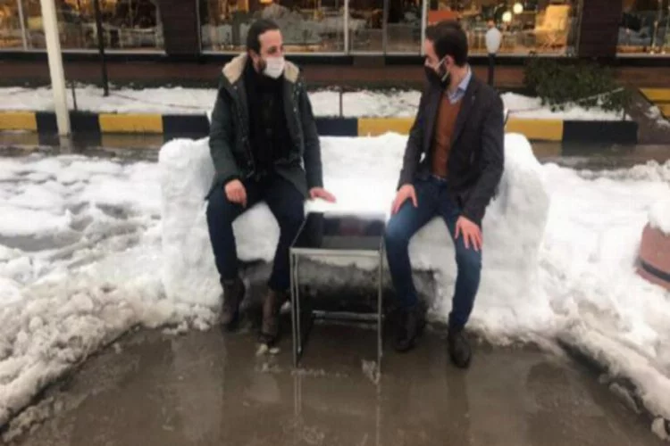 Mobilya mağazası çalışanları kardan koltuk yaptı