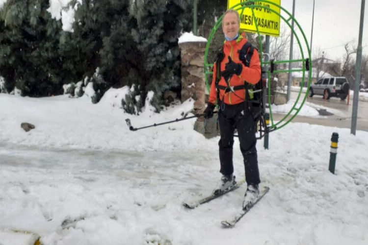 Bursa'da paramotorla kayak yaparak evine gidiyor!