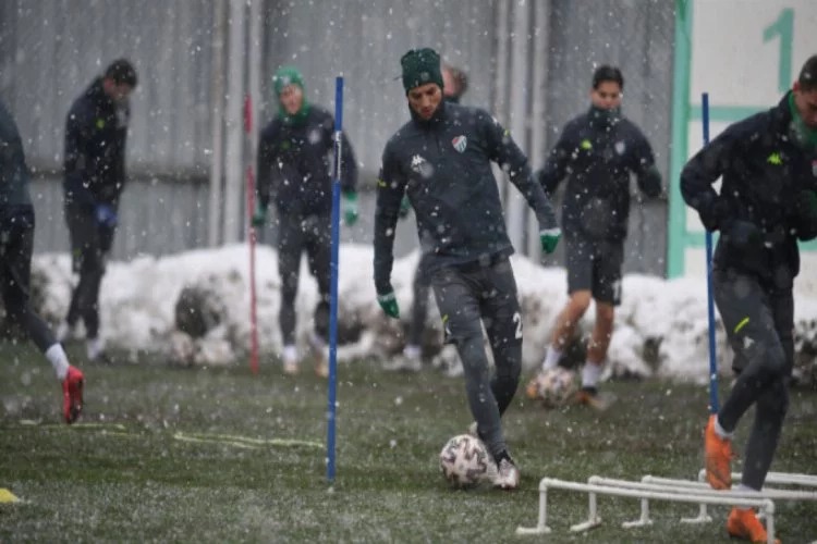 Bursaspor'da kar yağışı altında maç hazırlıkları devam etti