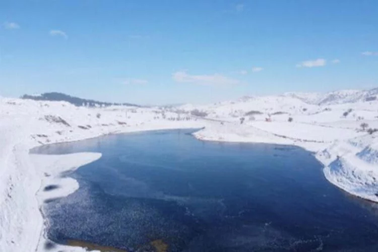 Maden sahasındaki gölet buz tuttu