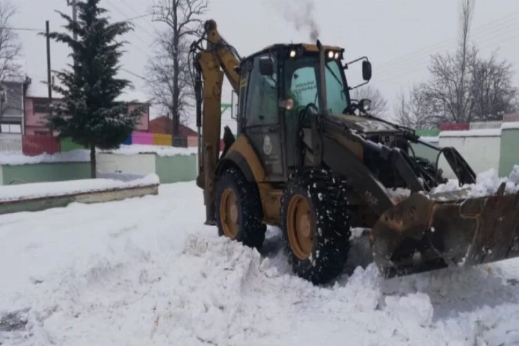 Bursa'da okul yolları kardan temizlendi