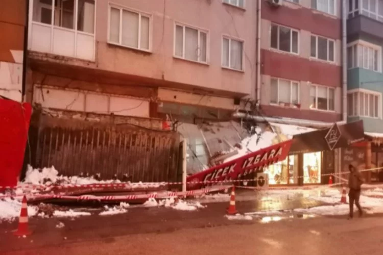 Bursa'da kar kütlesine dayanamayan çatı böyle çöktü!
