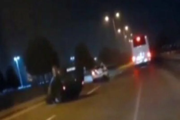 Kazayı izlemek için yavaşlayan otomobile otobüs çarptı!