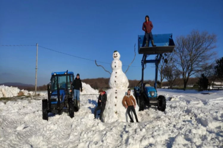 Bursalı gençler 3 saatte 4 metrelik kardan adam yaptı!