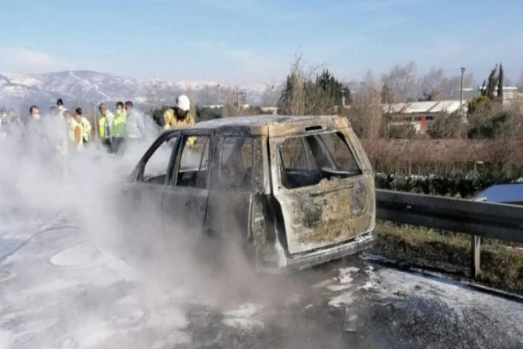 Bursa'da lüks araç seyir halindeyken alev alev yandı!