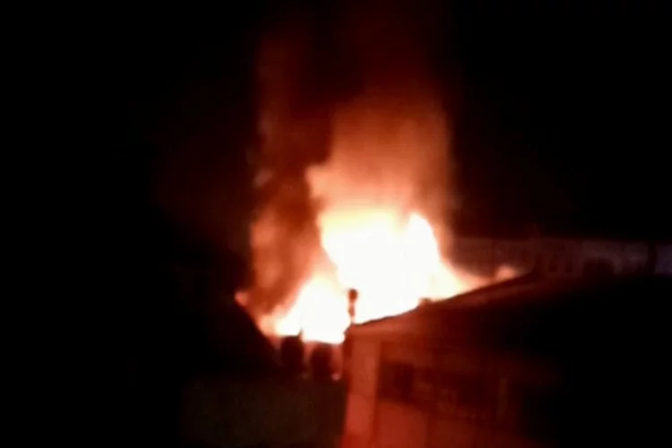 Bursa'da 4 katlı apartmanın çatı katı yandı