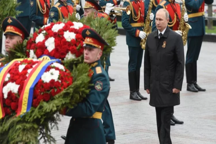 Putin, Meçhul Asker Anıtı'na çelenk bıraktı