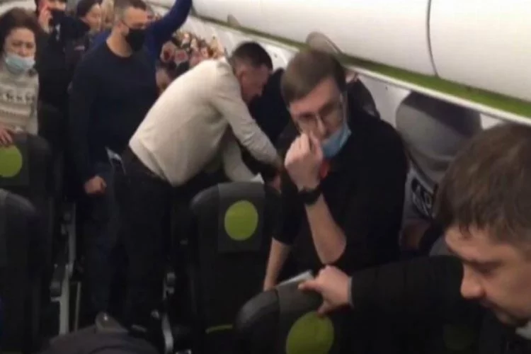 Uçakta alkollü yolcular ile polis arasında arbede