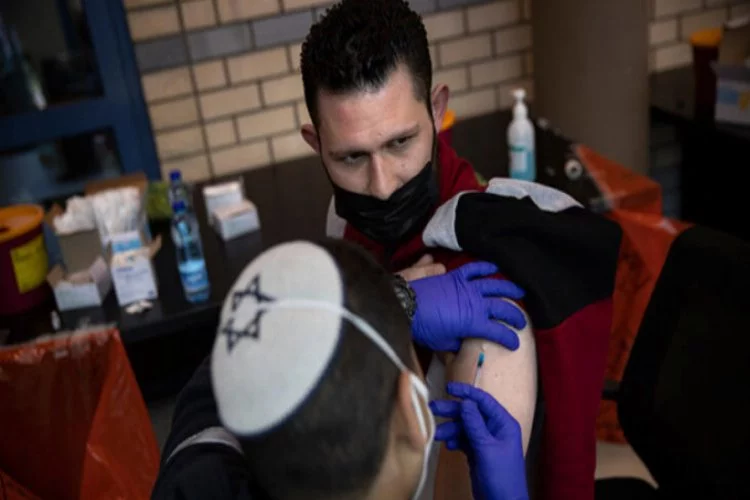 İsrail koronavirüs aşısı olmayanları paylaşacak
