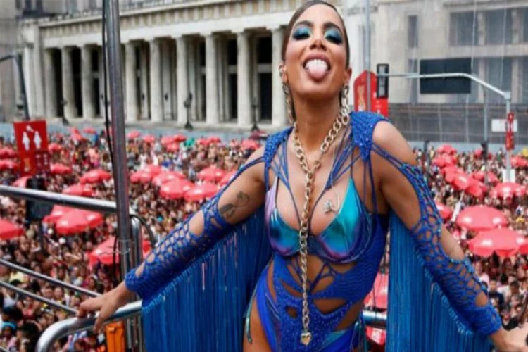 Brezilyalı şarkıcı Anitta'nın anüsüne yaptırdığı dövme internete sızdı