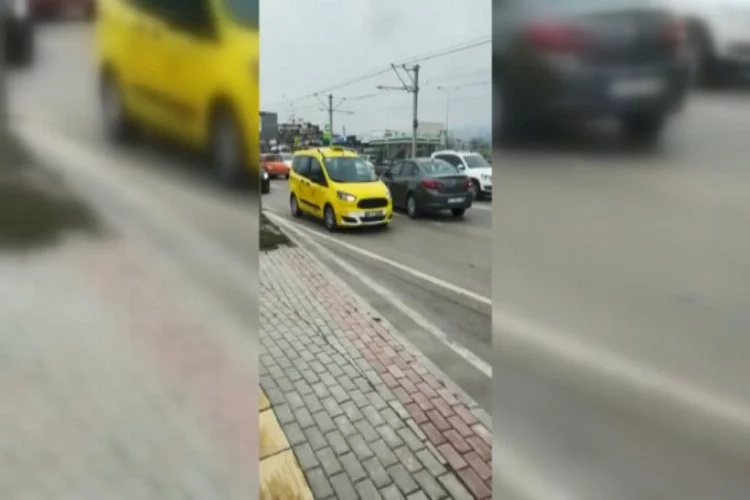 Bursa'da ters şeride giren şoför trafiği birbirine kattı!