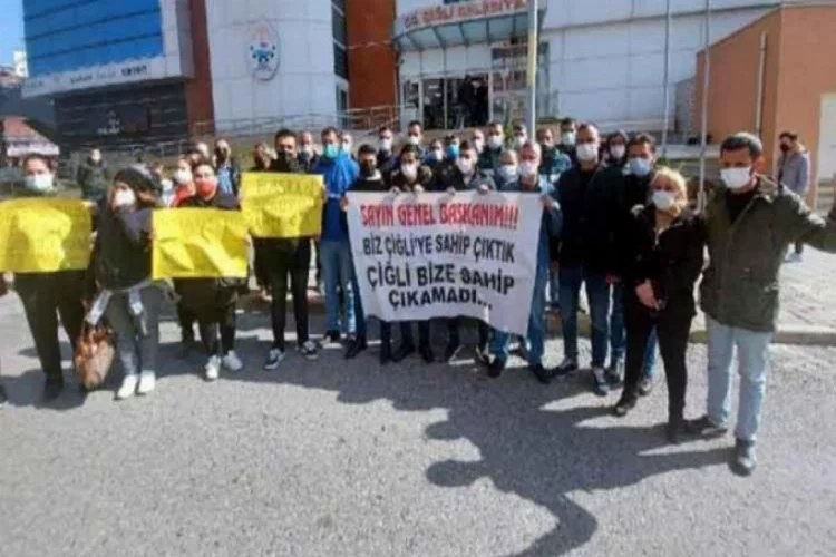 İzmir'de belediye binası önünde 'oturma eylemi'