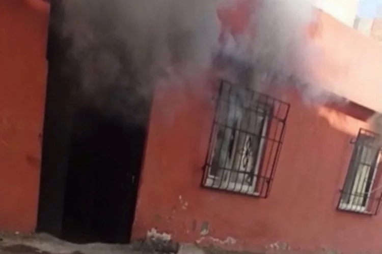 Bursa'da evini yaktı! İtfaiye ekiplerine bıçakla direndi
