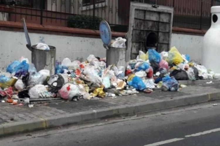 İstanbul'da grev büyüyor! Sokaklar çöplüğe döndü