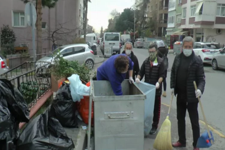 Grev nedeniyle toplanmayan çöpleri mahalleli topladı