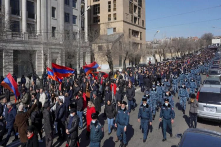 Ermenistan'da orta yol arayışları sürüyor