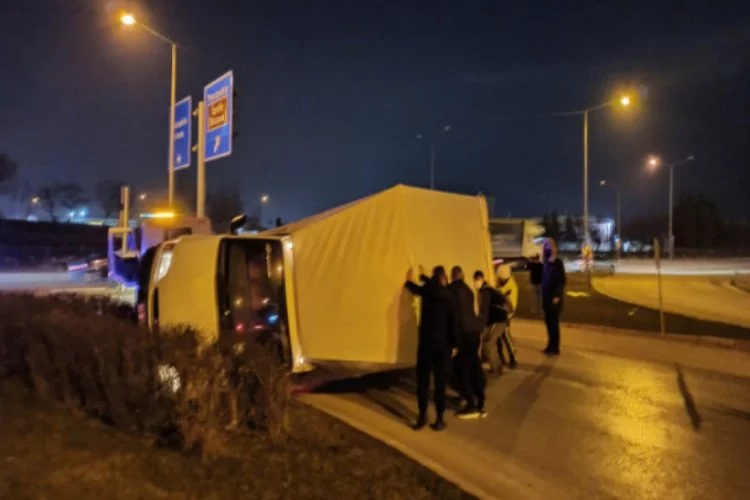 Bursa'da yan yatan kamyoneti vatandaşlar düzeltti