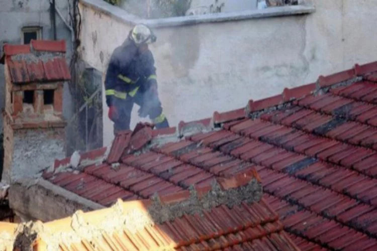 2 katlı metruk evin çatısında çıkan yangın, büyümeden söndürüldü