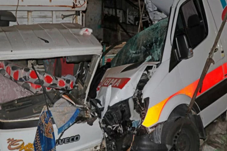 Korkunç kaza! Ambulans kamyonlara çarptı