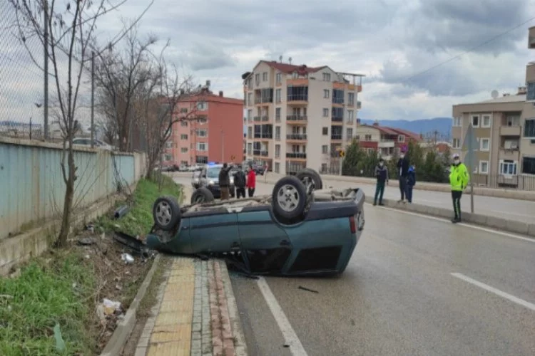 Bursa'da takla atan araçtan sağ çıktı!