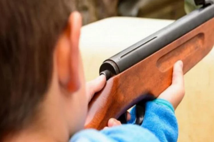 12 yaşındaki çocuk, silahla oynarken komşusunu vurdu