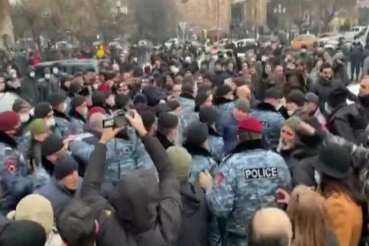 Ermenistan'ın başkenti Erivan'da protestocular hükümet binasını bastı