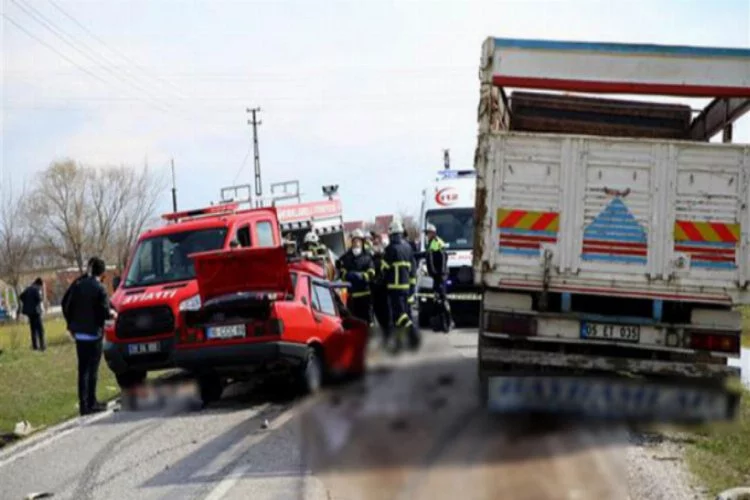 Bursa plakalı otomobil ile kamyon çarpıştı: 2 ölü