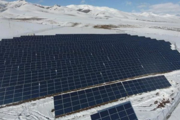 Karla kaplı arazideki güneş enerji sistemi 900 hanenin enerji ihtiyacını karşılayacak