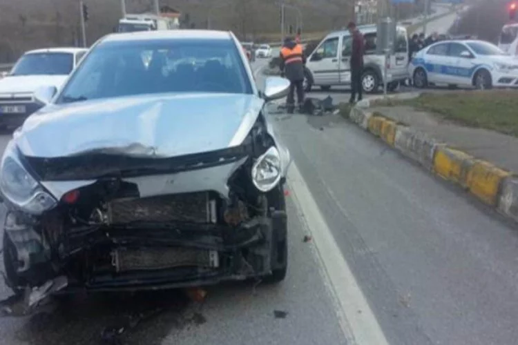 Hafif ticari araçla otomobil çarpıştı: 3 yaralı