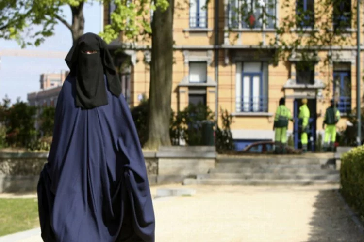İsviçre, burka yasağı için referanduma gidecek