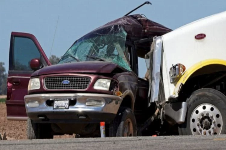 ABD'de minibüsle kamyon çarpıştı: 15 ölü