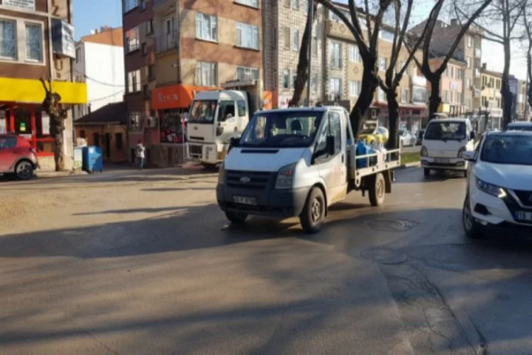 Bursa'da yolun karşısına geçmeye çalışırken kamyonetin çarptı!