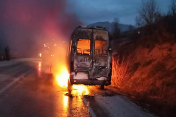 Düzce'de kargo minibüsü alev alev yandı