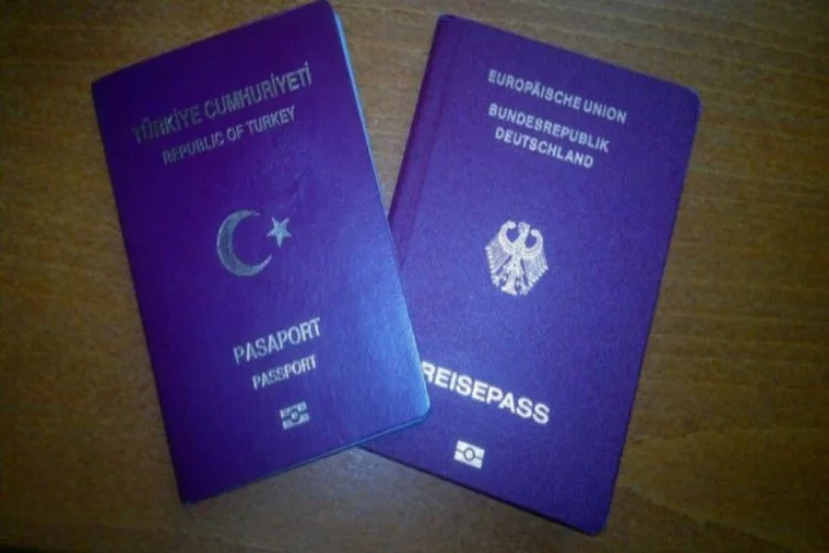 Türkiye'ye giden çifte vatandaşların pasaportuna el koyuldu