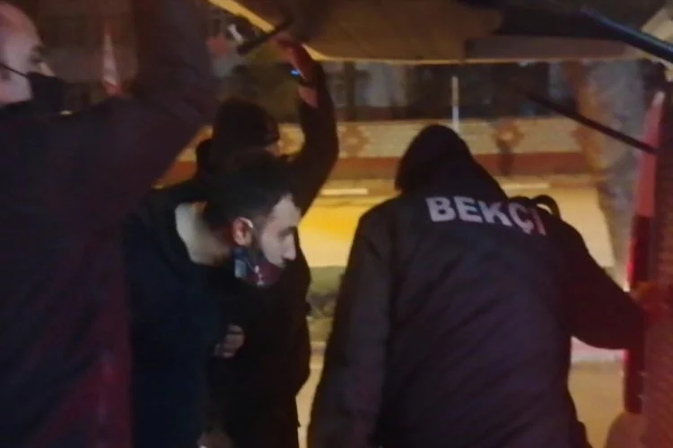 Bursa'da bekçilere yakalandı, polis aracına bindirilirken 'oh' çekti!
