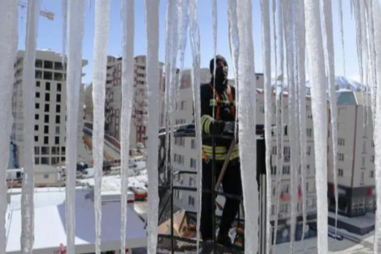 Erzurum'da, itfaiyecilerin metrelerce yükseklikte 'buz' mesaisi