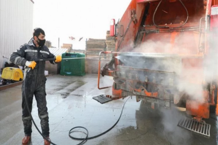 Bursa İnegöl Belediyesi çöp toplama araçlarını özel olarak temizliyor