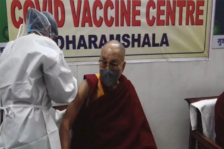 Tibet'in dini lideri Dalai Lama, koronavirüs aşısı oldu