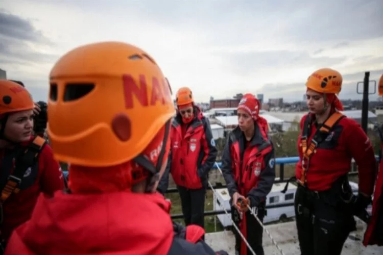 Bursa'da 30 kadın arama kurtarma gönüllüsü kadınlar hazır kıta bekliyor