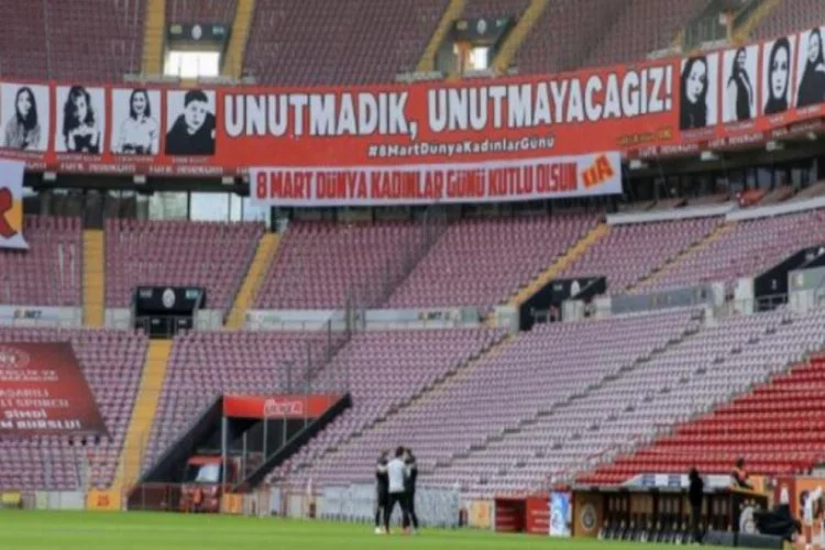 Galatasaray tribünlerinden anlamlı pankart!