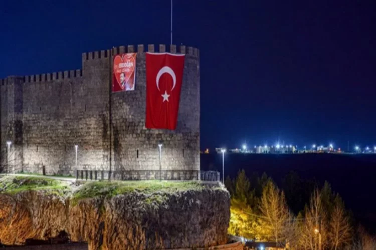 Diyarbakır Kalesi'ne Kürtçe 'Biz Erdoğan'ı seviyoruz' pankartı astılar