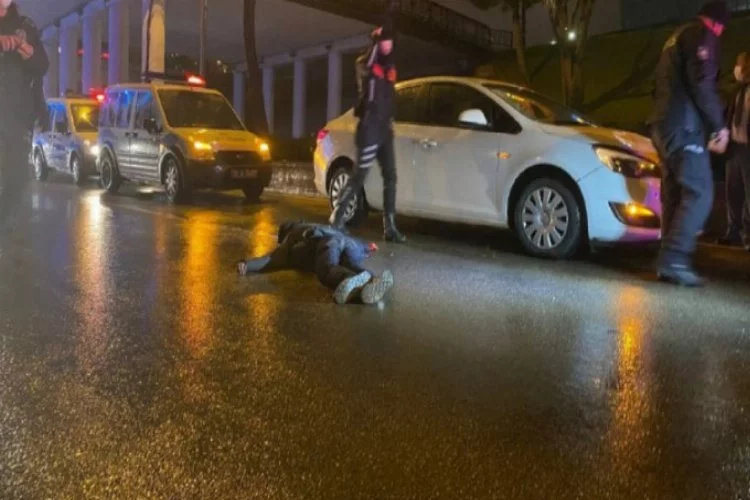Bursa'da seyir halindeki aracın önüne atlayan genç ağır yaralandı!