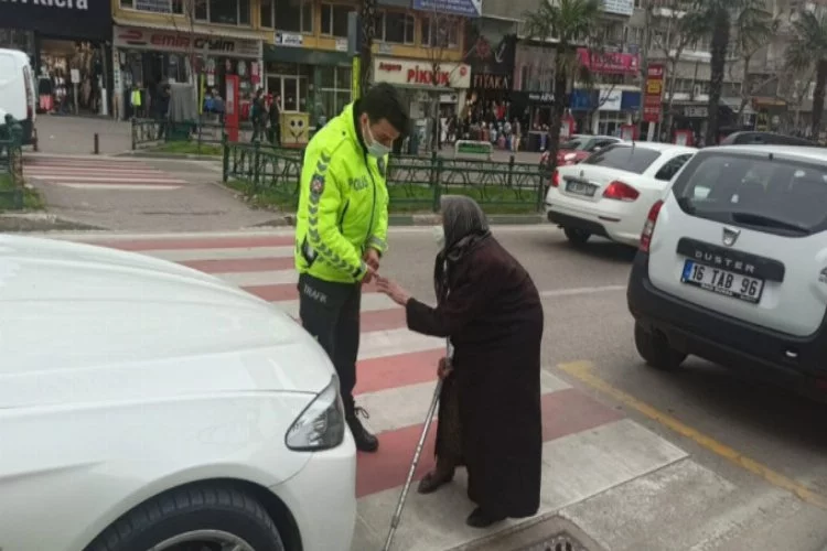 Bursa'da Kadınlar Günü'nde trafik, Firdevs teyze için durdu!