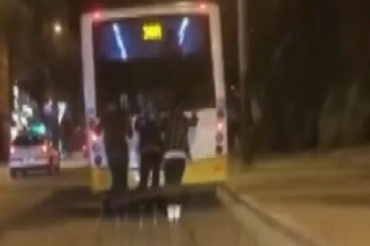 Bursa'da otobüsün arkasında patenle tehlikeli yolculuk