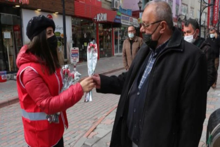 Kadın cinayetinin işlenmediği şehirde erkeklere çiçek dağıtıldı