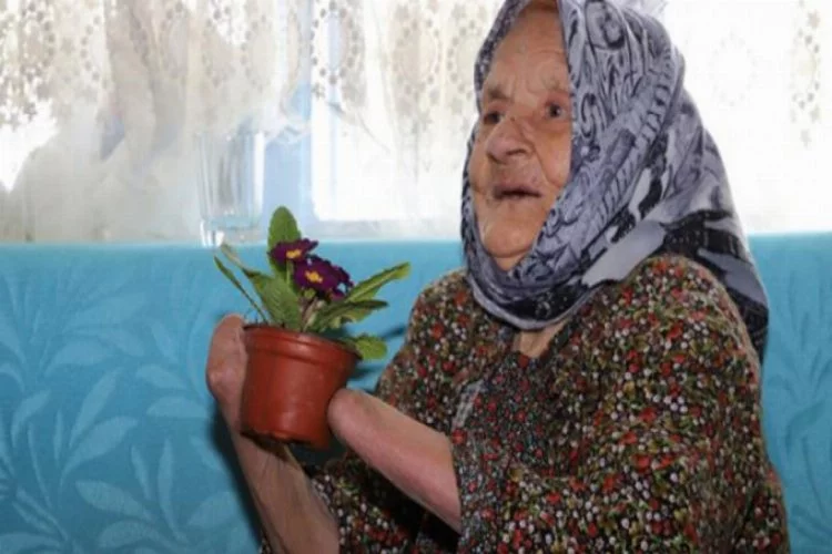 Kocası tarafından elleri kesilen Ayşe nine 72 yıldır yaşam mücadelesi veriyor